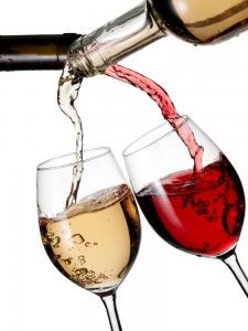 σερβίροντας ποτήρια κρασί